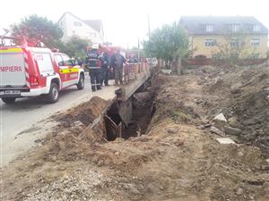 Accident de muncă în Someşeni. Un mal de pământ s-a surpat peste un muncitor VIDEO