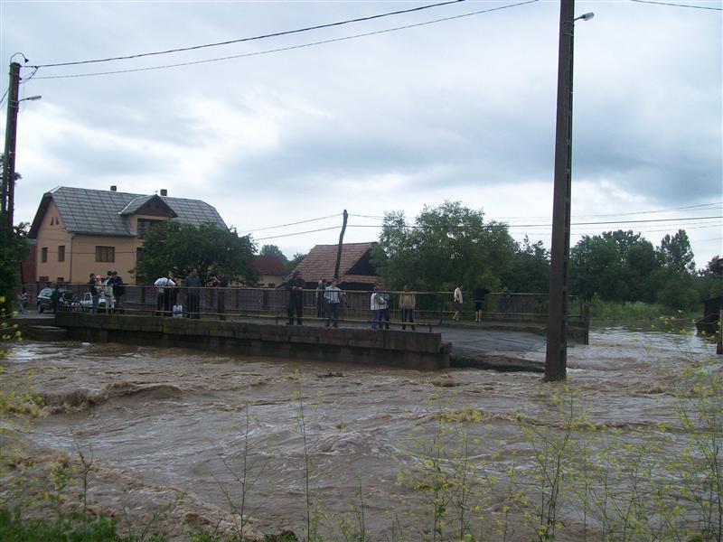 Codul portocaliu de inundaţii pentru 12 judeţe