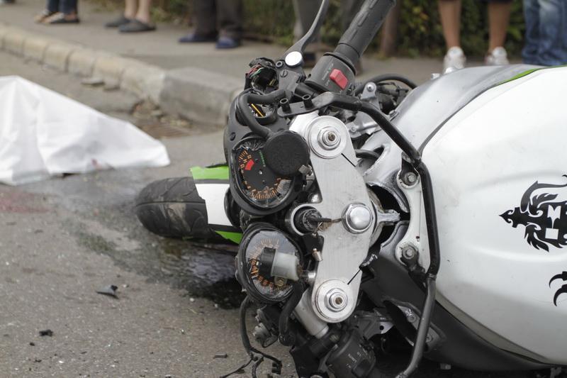A trecut pe roşu şi a spulberat un motociclist 