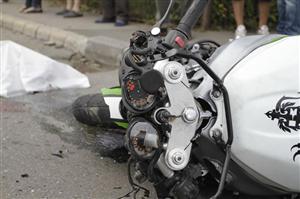 A trecut pe roşu şi a spulberat un motociclist 