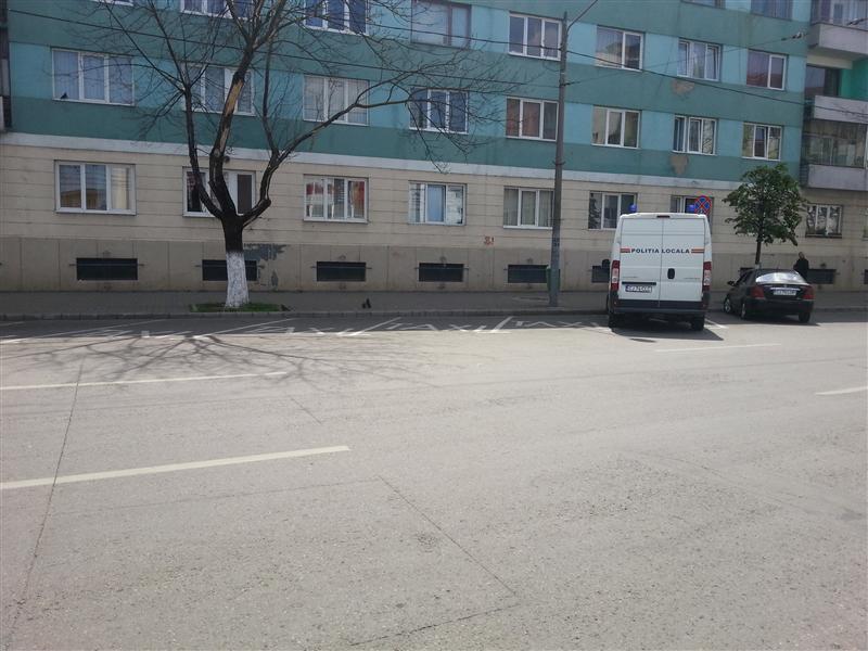 Aroganţă: Poliţia Locală parchează fix sub semnul