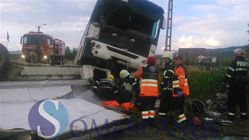 Accident mortal la Gherla. Un autocar a intrat într-un TIR