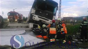 Accident mortal la Gherla. Un autocar a intrat într-un TIR