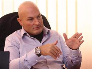 Harta afacerilor familiei Paszkany. A intrat în show-biz