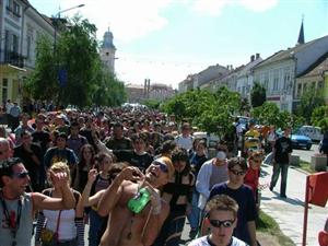 Delahoya lansează compilația oficială și se pregătește de paradă