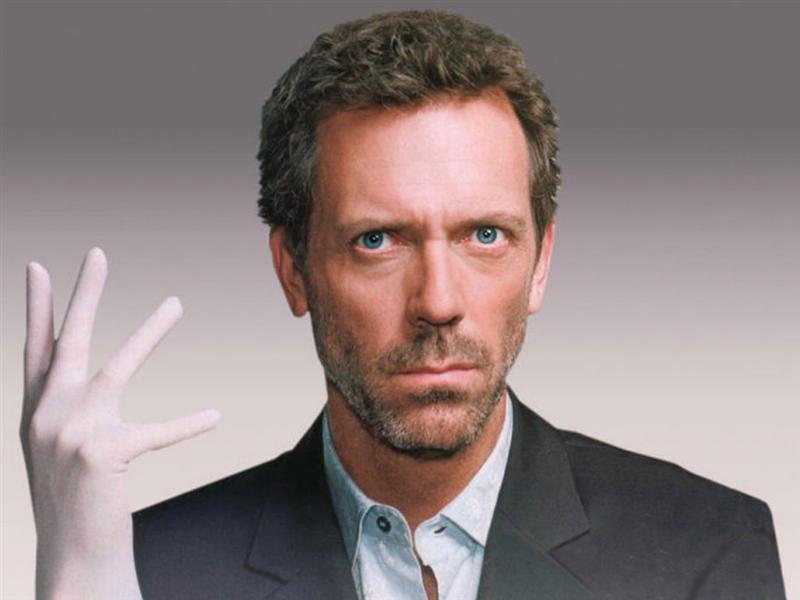 Hugh Laurie i-a cucerit pe români cu poveşti muzicale, o doză de umor şi un pahar cu whisky