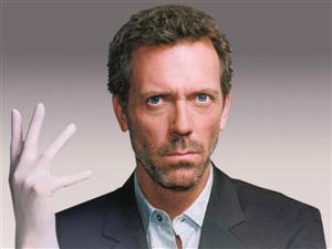 Hugh Laurie i-a cucerit pe români cu poveşti muzicale, o doză de umor şi un pahar cu whisky