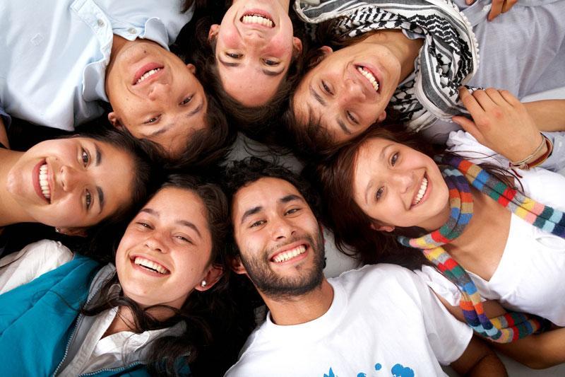 Studiu: Prietenii, la fel de apropiaţi din punct de vedere genetic ca verişorii de gradul al patrulea