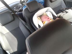Inconştienţă la cote maxime. Şi-au închis bebeluşul în maşină şi au plecat să se relaxeze