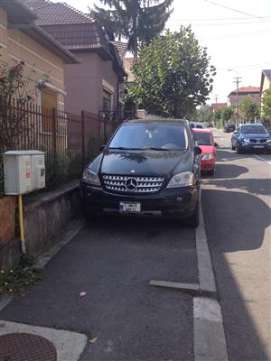 Rupe-ţi permisul, tanti! Cum parchează o femeie fără bun simţ