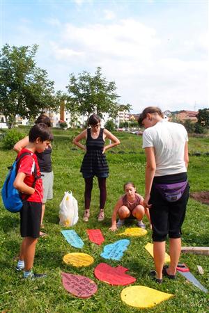 Bătăi cu apă, schimb de haine şi recital de muzică clasică, la inaugurarea unui parc comunitar