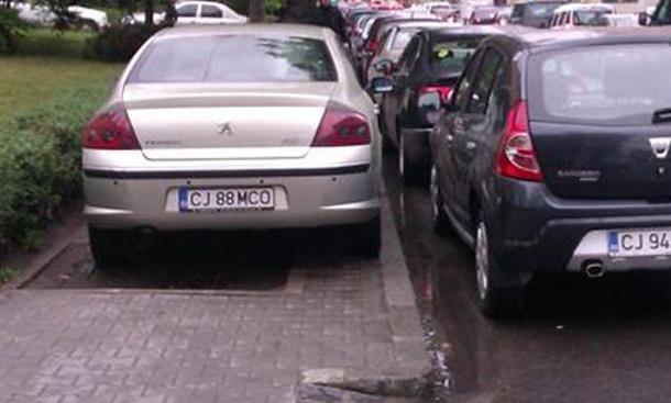 Locuri de parcare lipsă în zona creşelor şi a grădiniţelor. Părinţii vor să parcheze pe trotuar