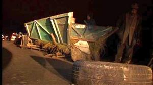 Accident cu doi răniţi, pe timp de noapte: un autoturism a intrat într-o căruţă