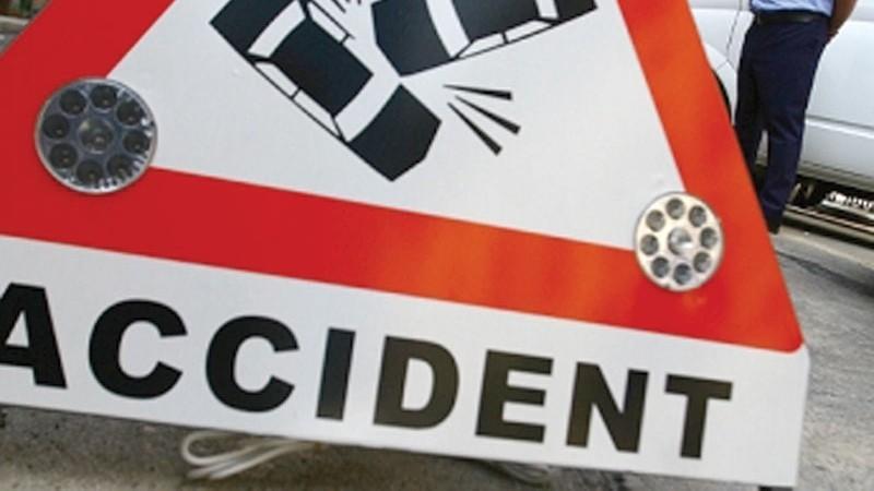 Accident în miez de noapte: un autovehicul a fost proiectat într-un panou publicitar