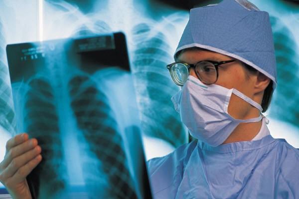 Ebola şi leucemiile acute, incluse în programele naţionale de sănătate