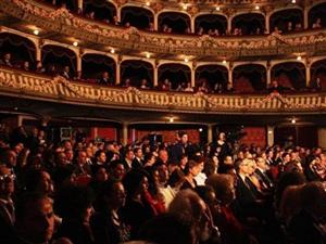 În prag de iarnă, la Cluj se inaugurează un teatru de vară