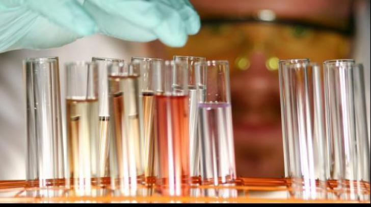 Experimente în aer liber, de Ziua Porţilor Deschise la Facultatea de Chimie