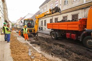 După biserici, Guvernul dă bani şi pentru străzile clujene