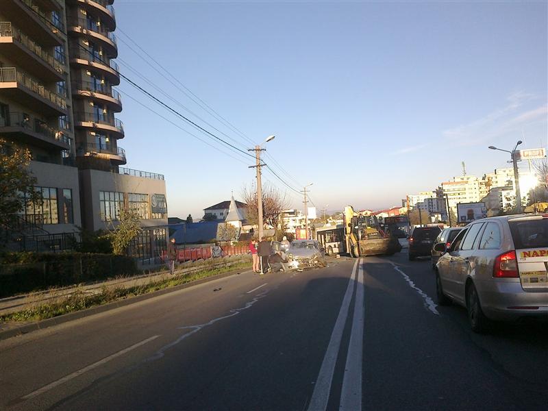 Coliziune în Zorilor: un autoturism s-a izbit într-un excavator