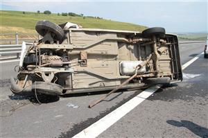 Accident spectaculos: a zburat de pe şosea, s-a izbit de un gard şi s-a răsturnat