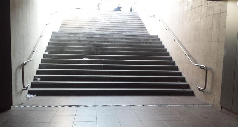 Pasajul de la gară, plin de gunoaie, la doar o săptămână de la inaugurare