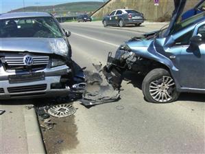 Tinerii îşi plătesc în avans păcatele. RCA la preţuri aberante: „îşi bat joc de noi”