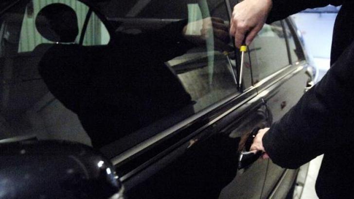 Spărgător de autoturisme, prins de poliţişti. În ce zonă acţiona