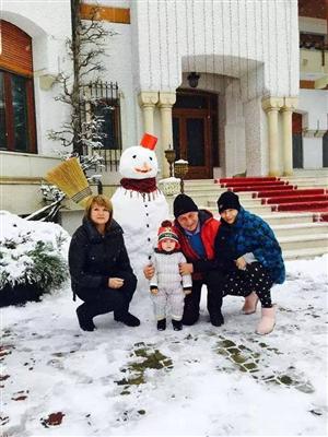 Traian Băsescu a postat pe Facebook fotografii cu nepoata sa la săniuş FOTO