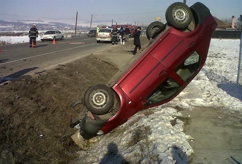 Zăpada dă bătăi de cap șoferilor. O tânără s-a răsturnat cu mașina