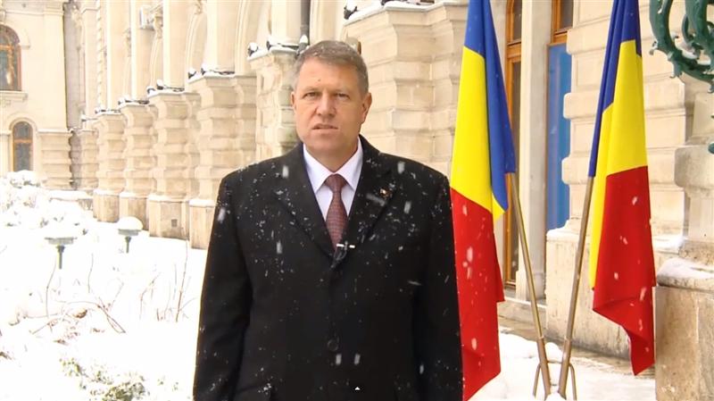 Ce mesaj le-a transmis românilor Klaus Iohannis, printre fulgii de nea VIDEO