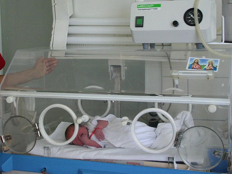 Şase copii născuţi la Cluj în prima zi a anului. Boc a vizitat tinerele mămici