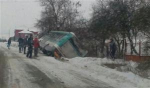 Un autobuz s-a răsturnat pe Valea Chintăului