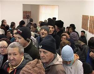 Clujenii se bat pentru ajutoarele alimentare europene. Unii stau la coadă de la 04:00