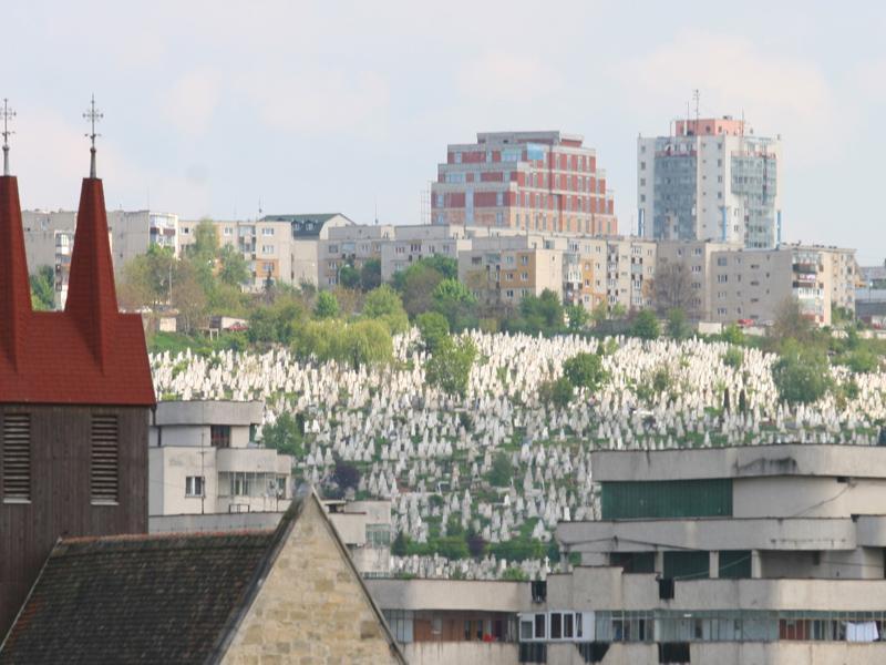 Zeci de familii, obligate să îşi exhumeze rudele decedate, după un proces pierdut de primărie