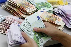Euro a crescut la 4,4472 lei, iar dolarul a revenit şi încheie săptămâna aproape de nivelul record