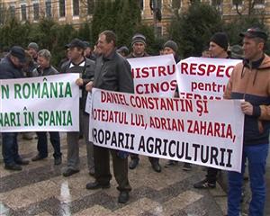 Fermierii clujeni au protestat în faţa Prefecturii