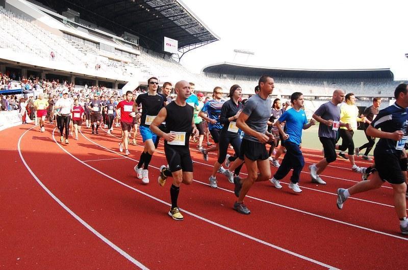 Maratonul internaţional dă peste cap traficul. Se închid zeci de străzi şi se deviază două linii de transport în comun