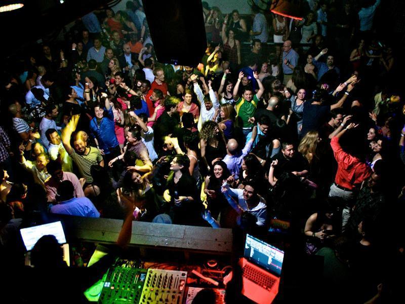 Tinerii până în 16 ani nu mai au voie să intre neînsoţiţi în cluburi, baruri şi discoteci