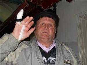 Bărbat de 62 de ani, tocat mărunt de “zăpăcitul” satului, doar pentru că i-a venit şi lui rândul
