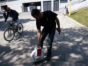 Omul călare pe o roată. Apariţie surprinzătoare în Parcul Mare