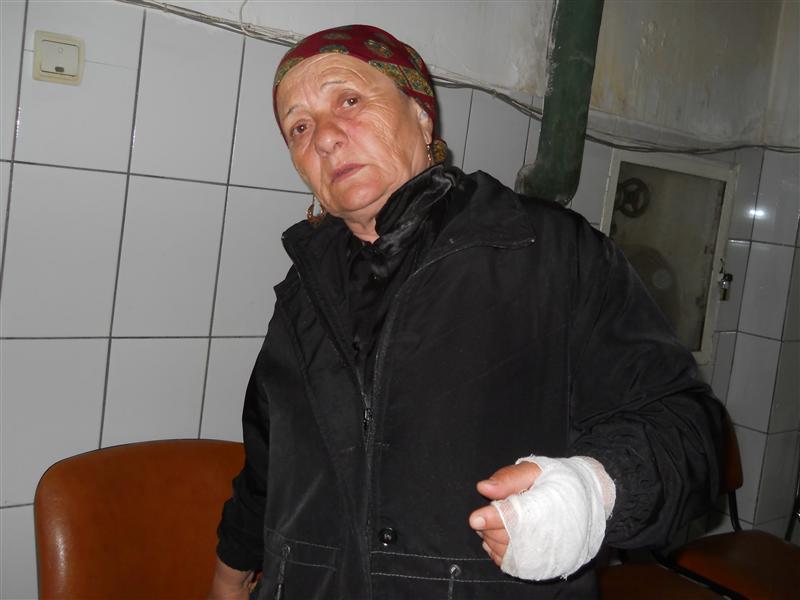 Bătută cu sapa de cumnat. Totul, din cauza unei dispute pentru o casă