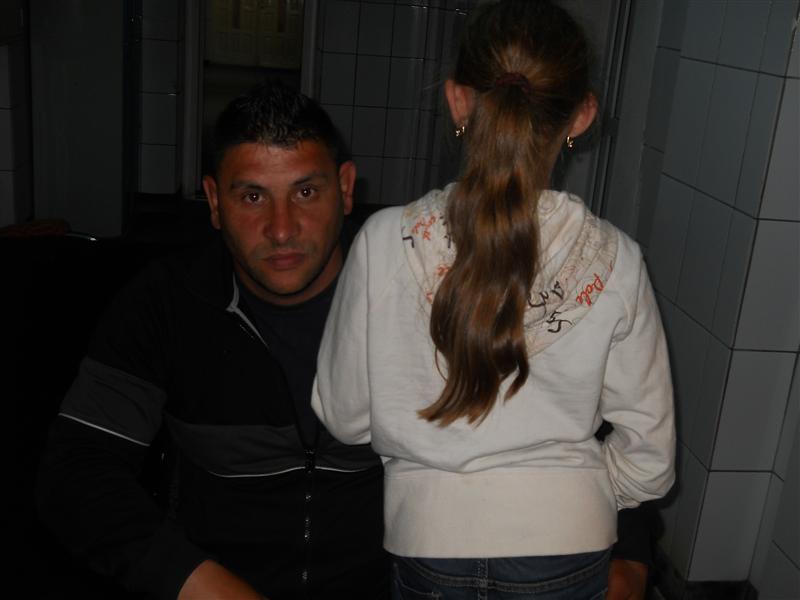 Fetiţă de 10 ani, abuzată sexual de un client al mamei