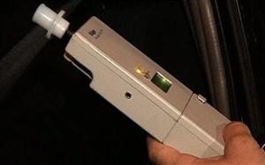 Alcoolul, bată-l vina: băut, un tânăr s-a transformat în hoţ de autoturisme şi s-a ales cu dosar penal