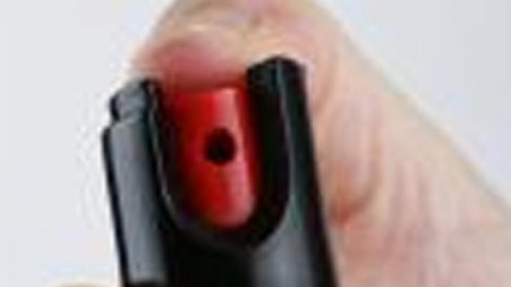 Caz incredibil: elev clujean, înarmat cu un cuţit şi cu spray iritant lacrimogen la şcoală