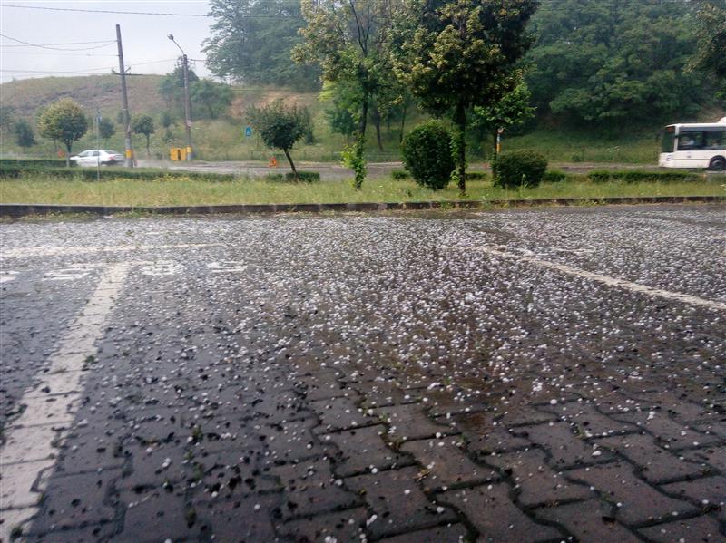 Furtună la Cluj. Unde s-au adăpostit şoferii de grindină FOTO