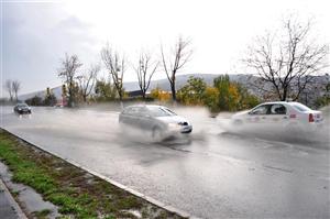 Atenţie cum conduceţi pe timp ploios. Cum să vă feriţi de accidente