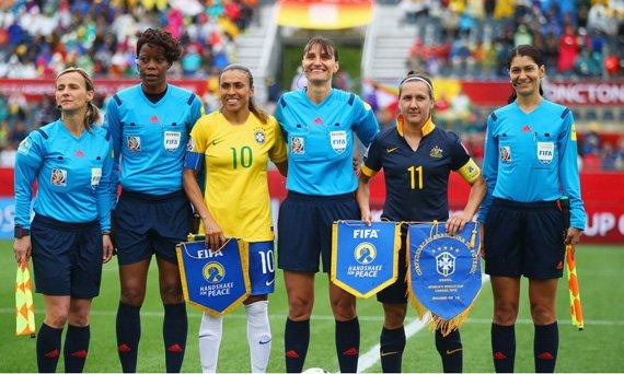 Două românce arbitrează o semifinală a mondialului de fotbal feminin