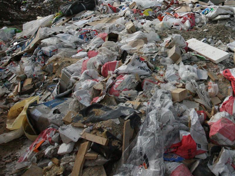 Depozitări ilegale de peste 500.000 mc de deşeuri la Pata Rât 