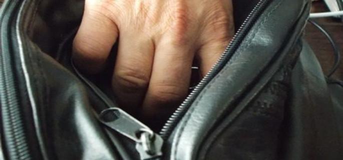 Aglomeraţia, raiul hoţilor de buzunare şi genţi. Cum să vă feriţi de ei
