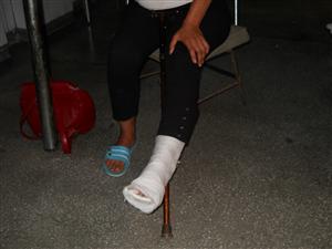 Şoferi INCONŞTIENŢI. O femeie a fost rănită de o piatră căzută dintr-o masina şi lăsată într-o baltă de sânge